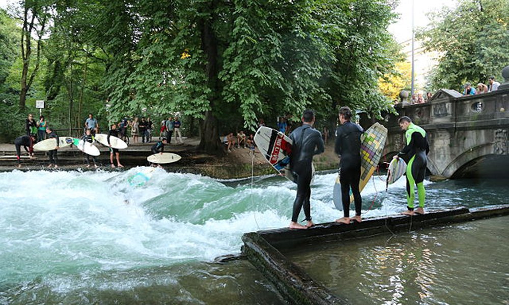 Spectators and surfers lining up at the Eisbach river.