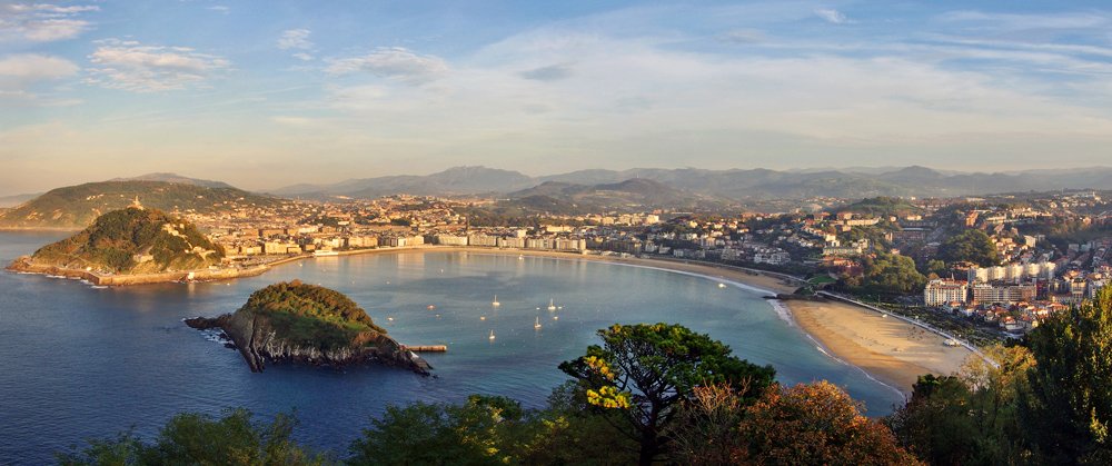 Surf in San Sebastian's city center.